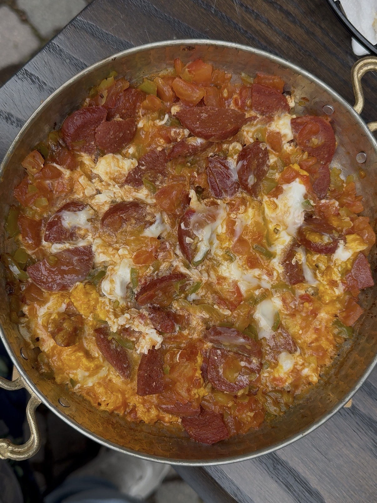 Menemen mit Sucuk in der Kupferpfanne